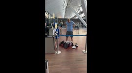 Ryanair passenger presses up to avoid 50 Euro luggage fee