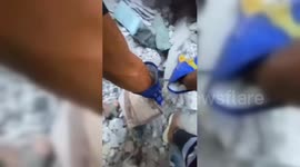 Gaza: Gaza Rescue Team Retrieves Trapped Woman