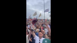 Glastonbury erupts as Bellingham’s 94th-minute equalizer hits during “Hey Jude”