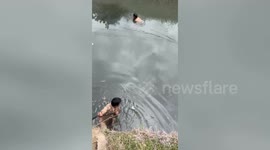 Warning: Contains nudity: Heroic! Cop rescues drunk man from drain in northern India
