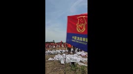 Rescue personnel make all-out effort to strengthen embankment in central China