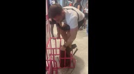 Passenger battles stuck luggage at Katowice Airort