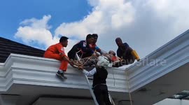 Heroic actions of volunteers helped and saved construction workers who were electrocuted on the roof of a house in Indonesia