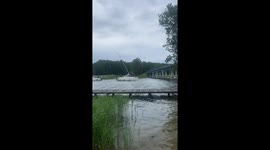 Sailing boat mishap: mast breaks passing under bridge