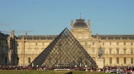 Olympic flame reaches Paris, featuring three Chinese torchbearers