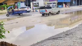 Pot hole on flooded road causes chaos for drivers in China