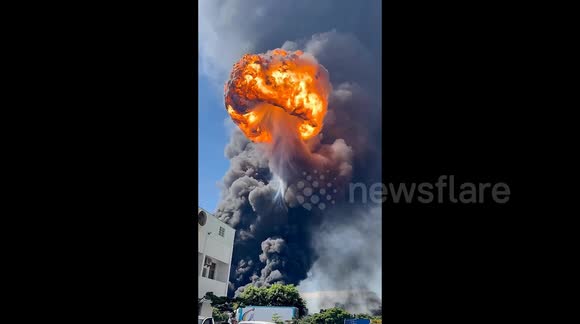 Giant mushroom cloud fireball erupts as terrifying explosion rocks ...