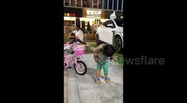 China: Little Girl Apologizes Earnestly After Bicycle Accident