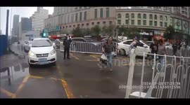 China: Traffic Officer Collapses After Heroic Effort to Save Girl Needing Medical Care