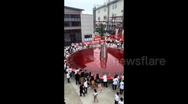 Hundreds enjoy the world's largest hotpot in southern China