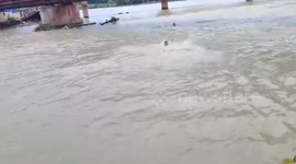 Uttarakhand Police saved a person flowing in the strong current of Ganga