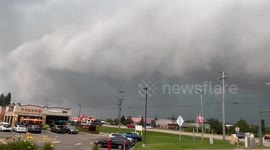 US: Shelf Cloud Looms As Severe Thunderstorm Moves Through Twin Cities