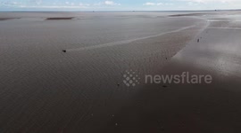 Car stranded on Cleethorpes beach seems to be leeching pollution into the river Humber