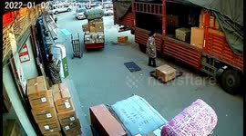 Box of bang snaps explodes as logistics workers unload parcels in China