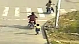 Policemen send three-year-old girl sneaking down from motorcycle back home