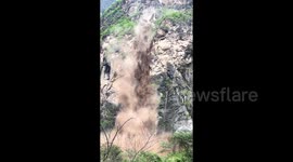Tourists escape from massive landslide at undeveloped tourism spot in southern China