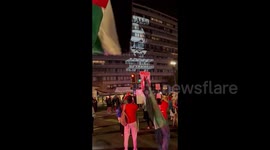 USA: “WANTED ARREST NETANYAHU” along with his image is laser projected on the Watergate Hotel