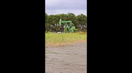 DU PÉTROLE DANS LES LANDES. Ce Forage se situe sur le lac de PARENTIS.