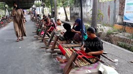 500 weavers take to the streets to weave at the begawe jelo nyensek festival in 2024 in indonesia