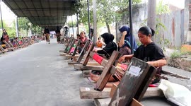 500 weavers take to the streets to weave at the begawe jelo nyensek festival in 2024 in indonesia