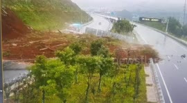 Quick-thinking drivers narrowly avoid landslide disaster on northern China’s expressway