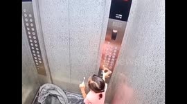 The moment a mother in Indonesia was very careless and left her two children in the elevator was caught on CCTV