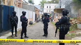 Three Terrorists in Indonesia Arrested, one of whom is 19 years old. The Three Terrorists Plan to Blow Up Two Houses of Worship in East Java