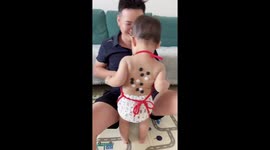 Parents play Gomoku on daughter's back in sweltering China