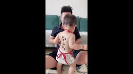 Parents play Gomoku on daughter's back in sweltering China