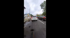 Cycler confronts auto rickshaw driver after near miss in India