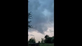 Lightning strikes tree in Alfred and Plantagenet, Ontario, causing panic