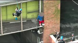 United States: NYPD Rescues Distressed Man from Ledge Near Port Authority Bus Terminal