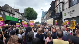 Huge crowds show up in Walthamstow no Far Right show up