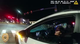 USA: Police Officers Push Car and Pay for Gas to Aid Stranded Woman