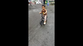 Child falls from bike in Medan; nearby kids quickly respond to help