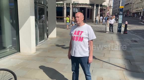 “Bansky sucks!” Man heckles the crowd gathering around a new Banksy artwork in the City of London