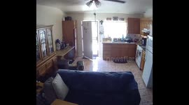 An earthquake with a magnitude of 4.4 has struck the Los Angeles area, cctv shows the moment of jolt