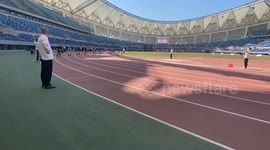 Bungling race officials accident SHOOTS cameraman with starting pistol