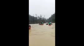 Terrible and severe floods submerged hundreds of houses in Indonesia, the flood height reached 2.5 meters up to an adult's neck