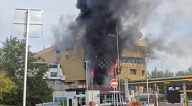Fire engulfs Rio shopping center in Moscow
