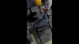 Deliveryman voluntarily cleans up trash of unmanned convenience store in Kunming, China