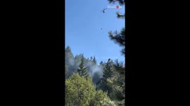 Dramatic footage shows helicopter battling Retreat Fire to save mountain