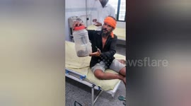 A Brave Patient arrives at hospital carrying same cobra that bit him, doctor treatmented