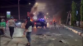 Thousands of student demonstrations in South Sulawesi Indonesia ended in riots, the crowd burned cars and damaged public facilities