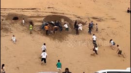 Brave tourists use bare hands to rescue buried children from collapsing sand dune in Inner Mongolia