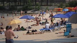 USA: Chicago residents seek relief at city beaches amid scorching temperatures