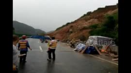 山体滑坡 拦腰断高速