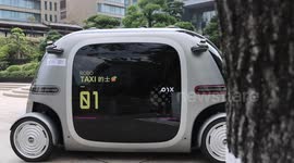 China-made driverless minibus attracts attention at big data expo