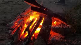 Estonians celebrate summer farewell rituals with seashore fires