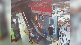 Heroic passer-by catches child who falls from escalator